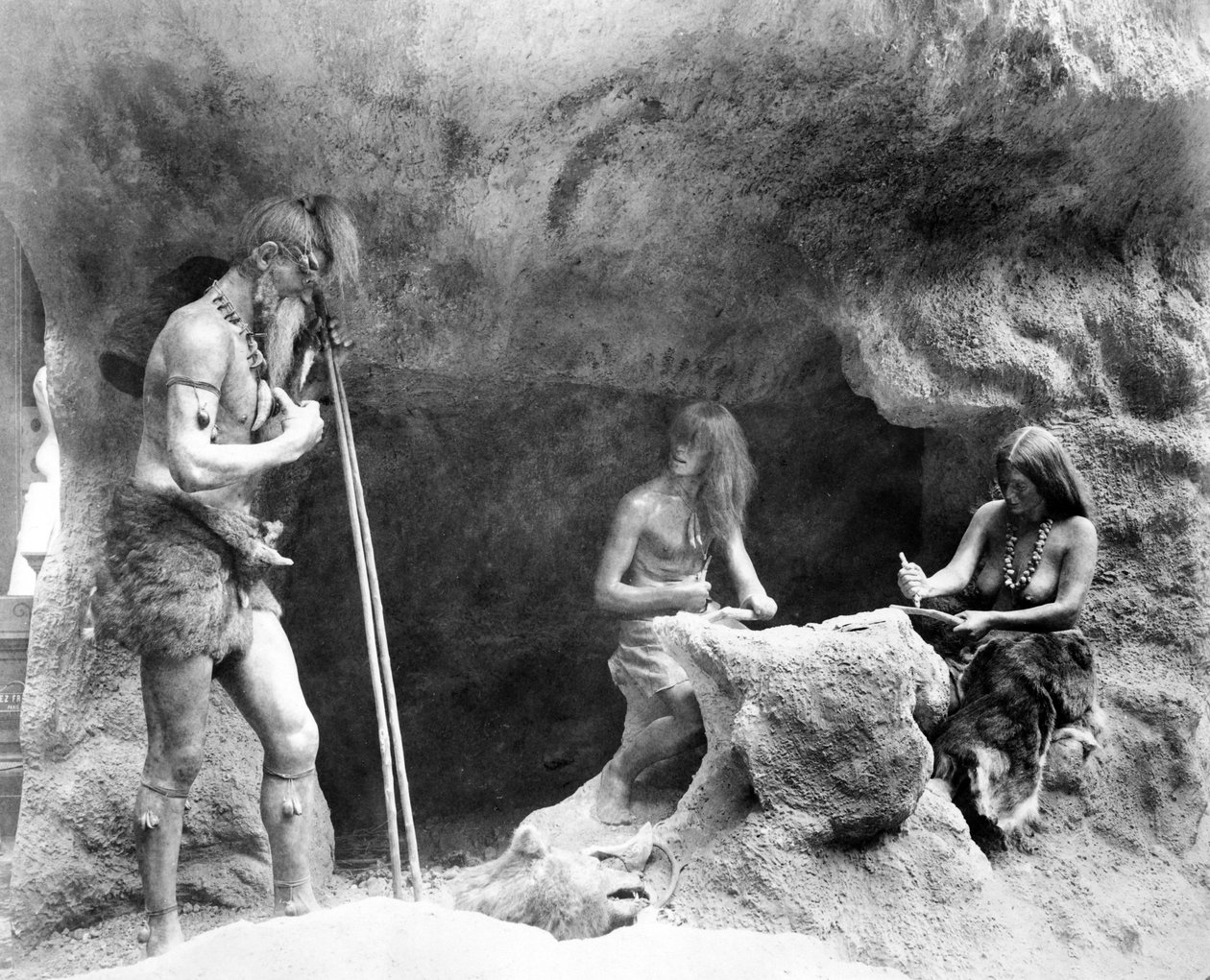 Kivikautiset ihmiset valmistavat piikivisiä instrumentteja, Pariisin näyttely, 1889 tekijältä French Photographer