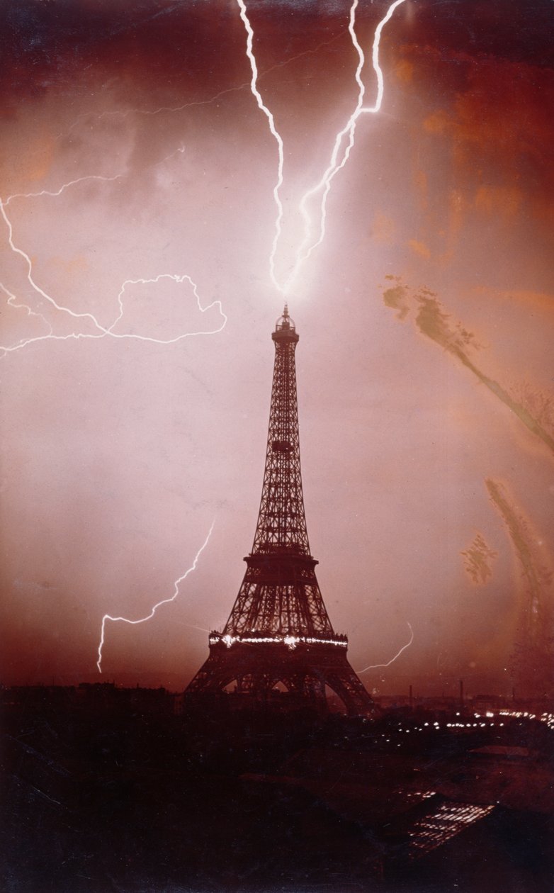 Myrsky Eiffel-tornin yllä, 6. toukokuuta 1919 tekijältä French Photographer