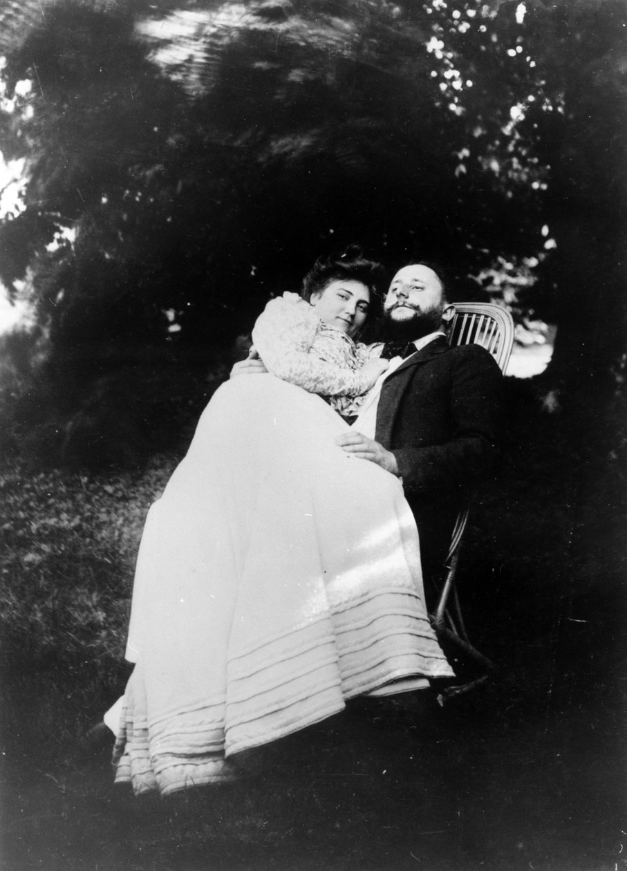 Thadée Natanson ja hänen vaimonsa Misia Godebska maalaistalonsa Le Relaisin puutarhassa, n. 1899 tekijältä French Photographer