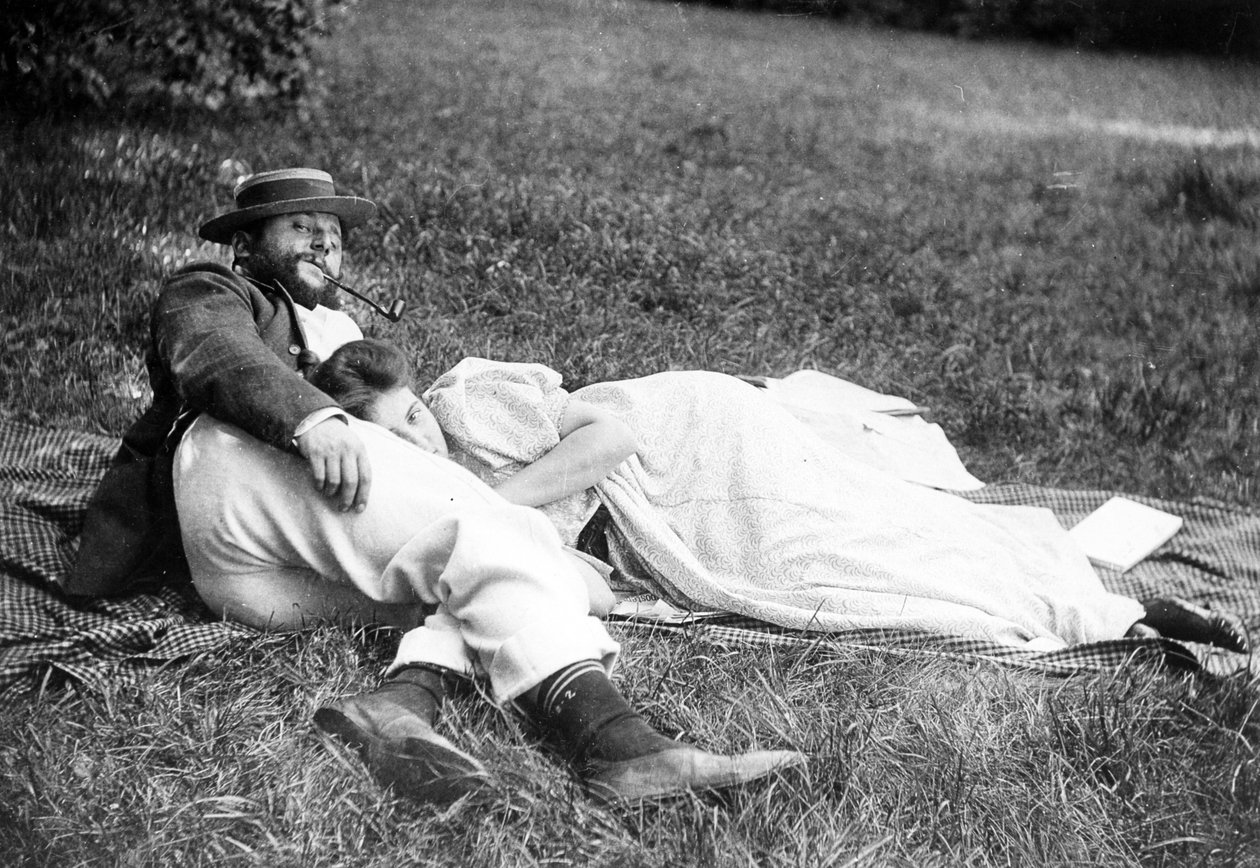 Thadée Natanson ja hänen vaimonsa Misia Godebska maalaistalonsa Le Relaisin puutarhassa, n. 1899 tekijältä French Photographer