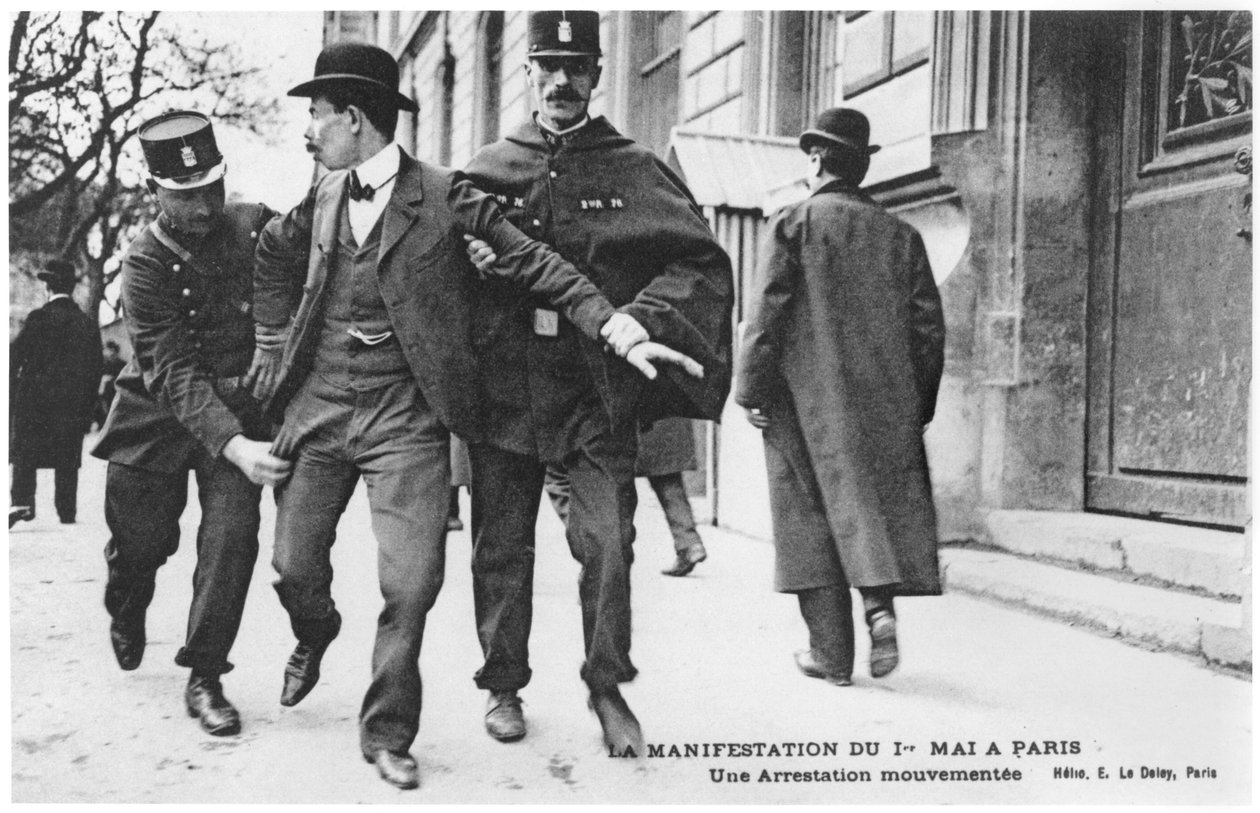 Mielenosoitus 1. toukokuuta Pariisissa, vilkas pidätys, postikortti E.Le Deley (helio) tekijältä French Photographer