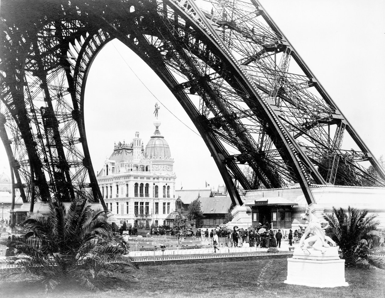 Kaasupaviljonki Eiffel-tornin jalustan läpi nähtynä, Pariisin näyttely, 1889. tekijältä French Photographer