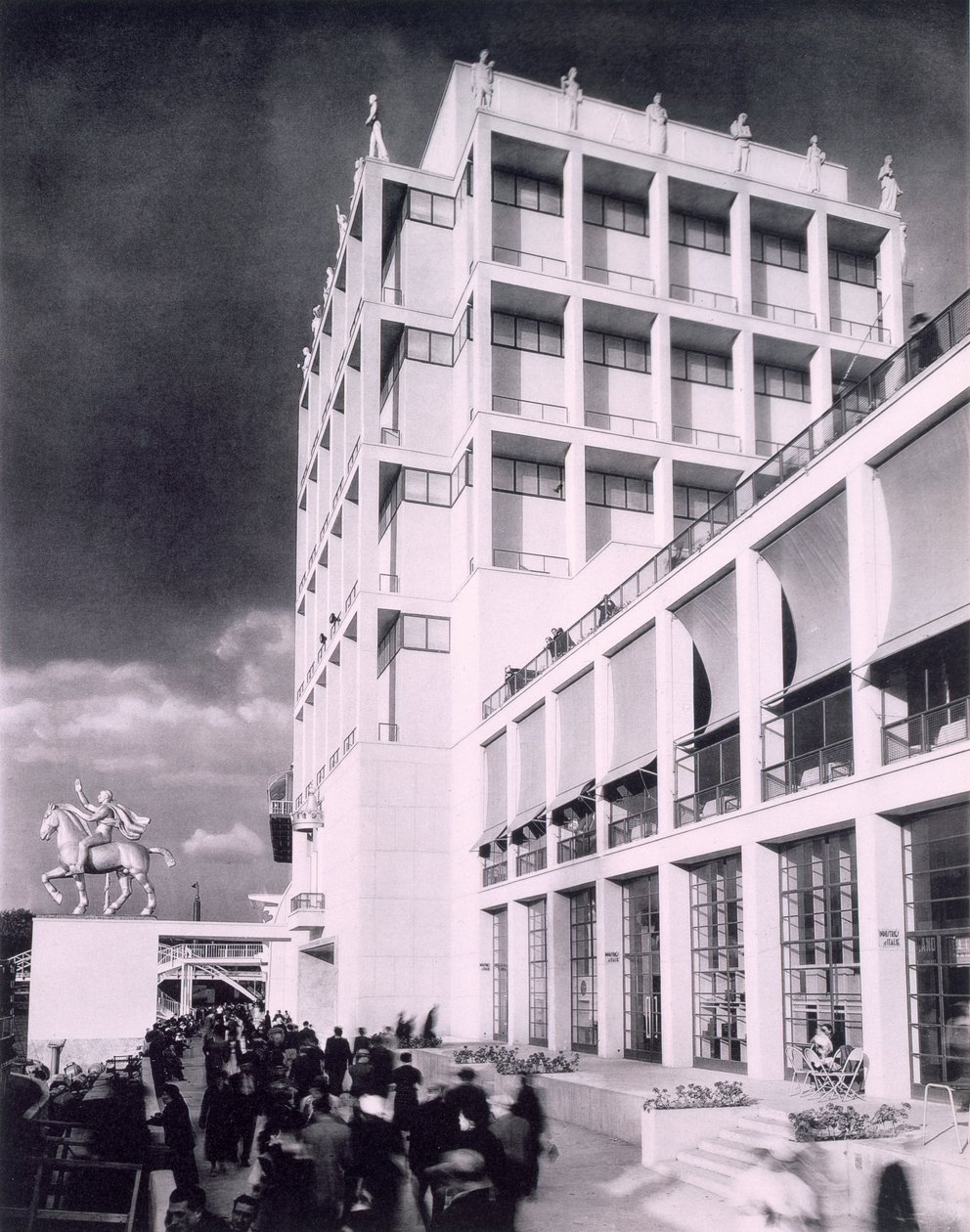 Italialainen rakennus Pariisin kansainvälisessä näyttelyssä, 1937 tekijältä French Photographer