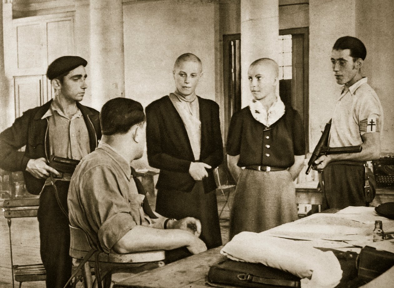 Pienen ranskalaisen kaupungin pormestari kuulustelee kahta naista, joita syytetään vihollisen kanssa nukkumisesta, 1944 tekijältä French Photographer