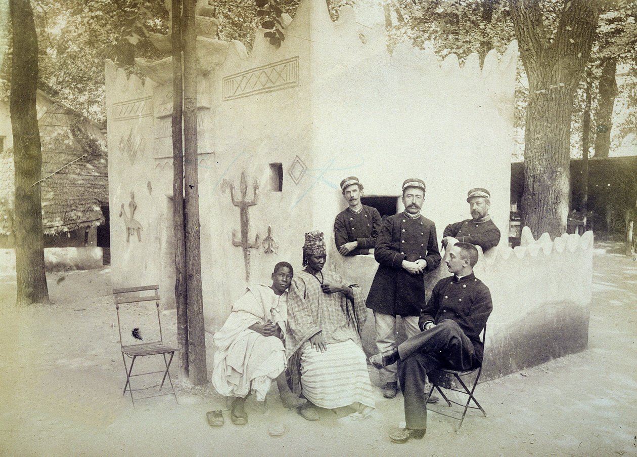 Senegalilainen kylä vuoden 1889 yleisnäyttelyssä Pariisissa tekijältä French Photographer