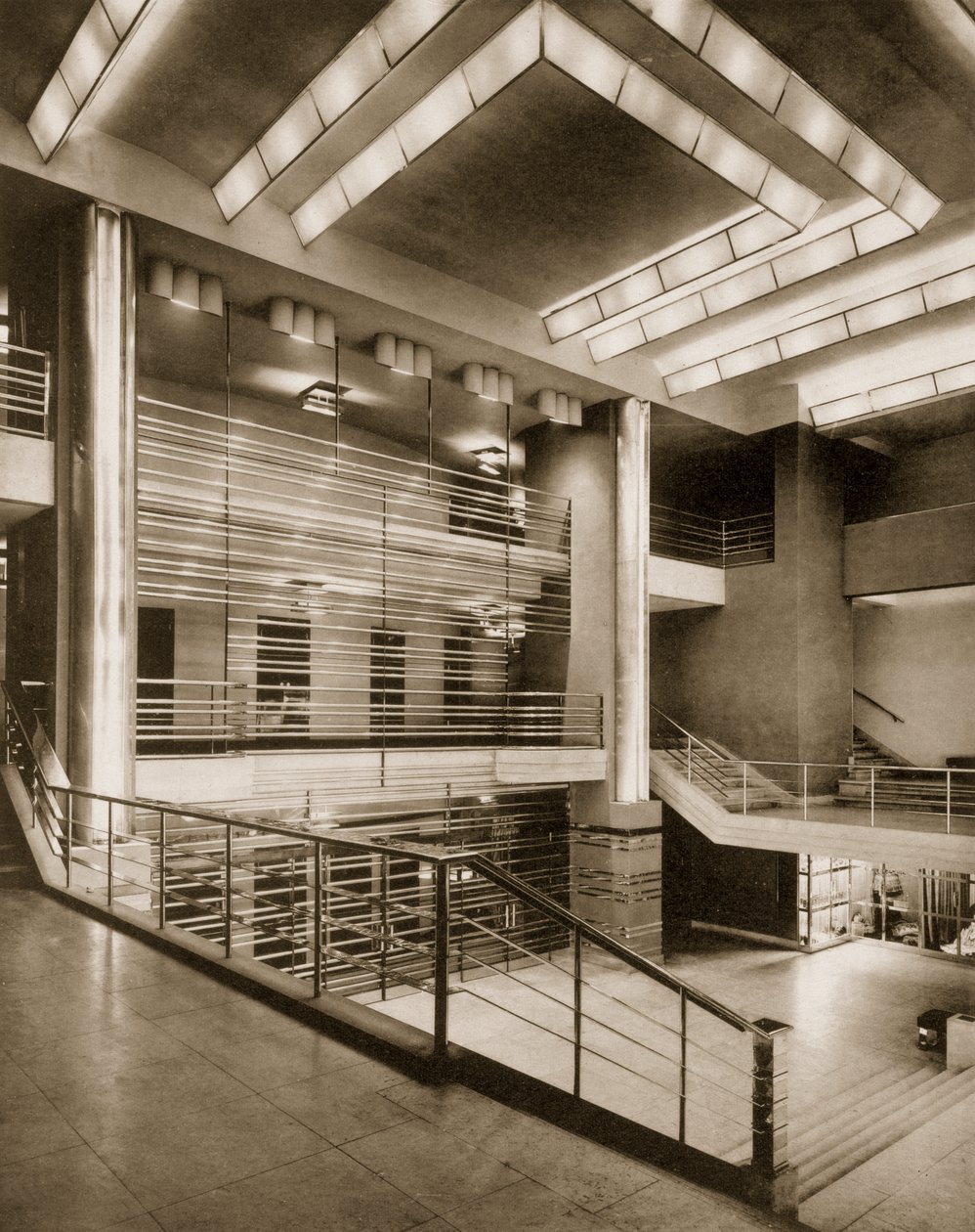 Teatteri Pigallen saliportaikko ja grilliparveke, 1920-luku tekijältä French Photographer