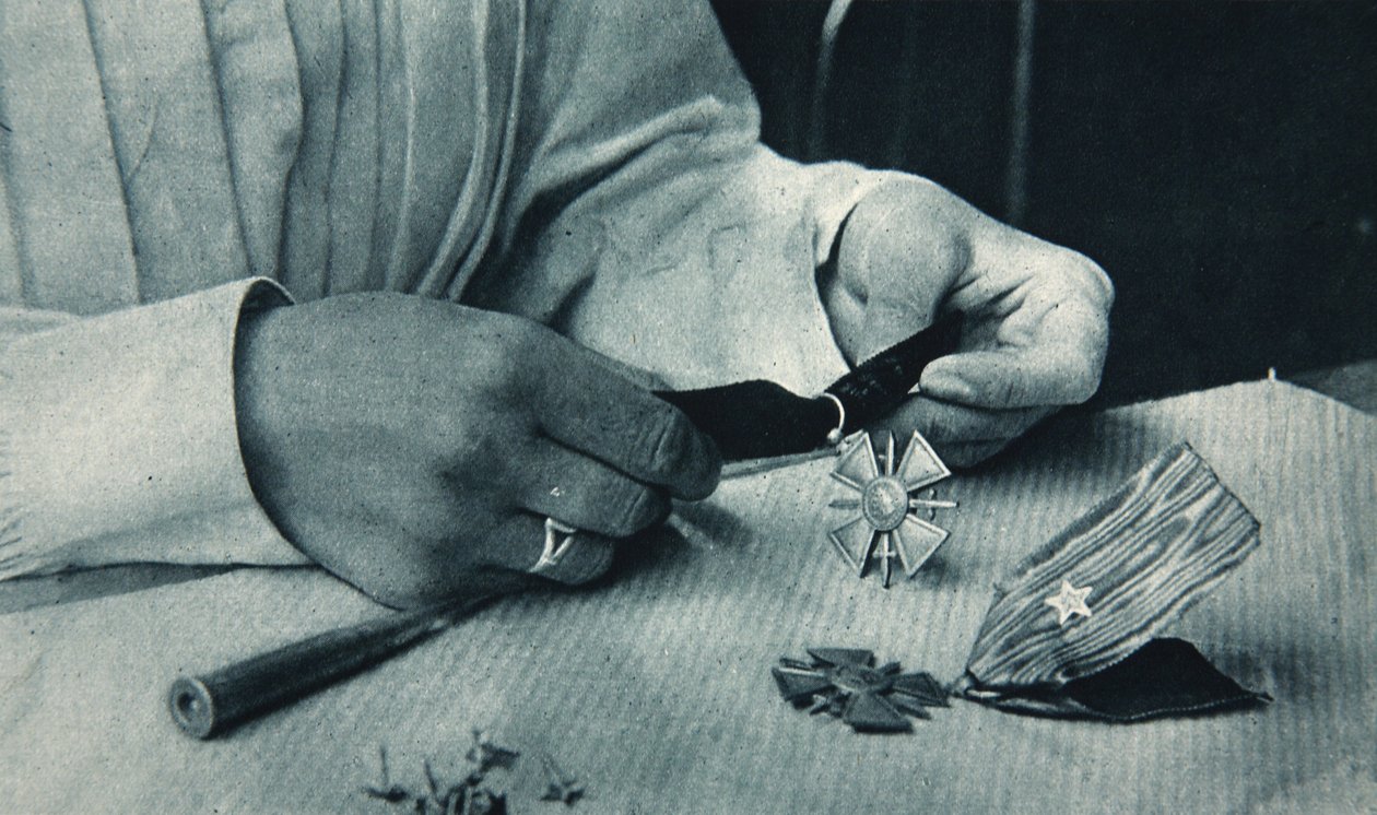 Croix de Guerren valmistus, kuvitus The Illustrated War Newsista, 10. tammikuuta 1917 tekijältä French Photographer