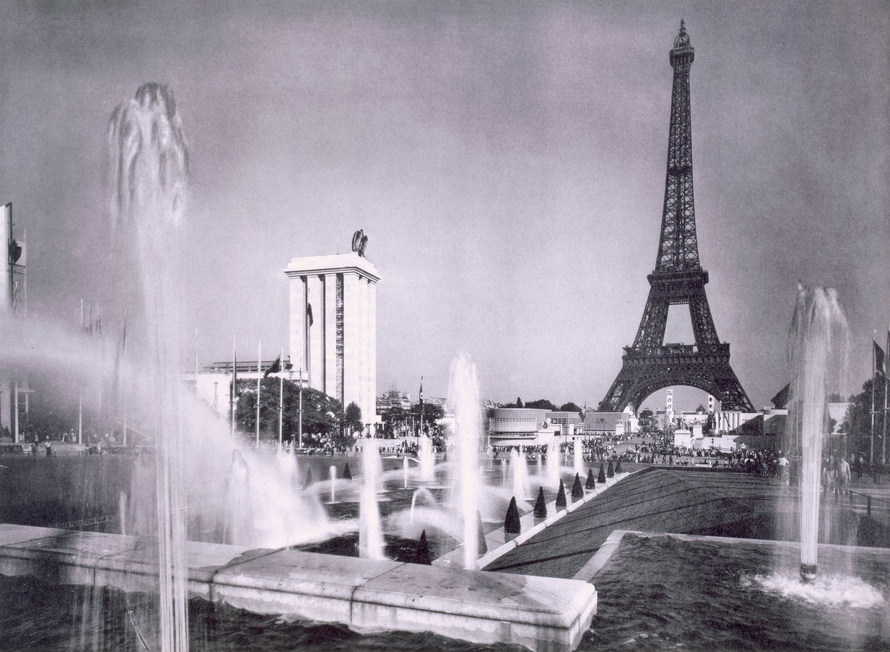 Koristejärvet Eiffel-tornin edessä, Pariisin kansainvälisen messujen aikana, 1937 tekijältä French Photographer