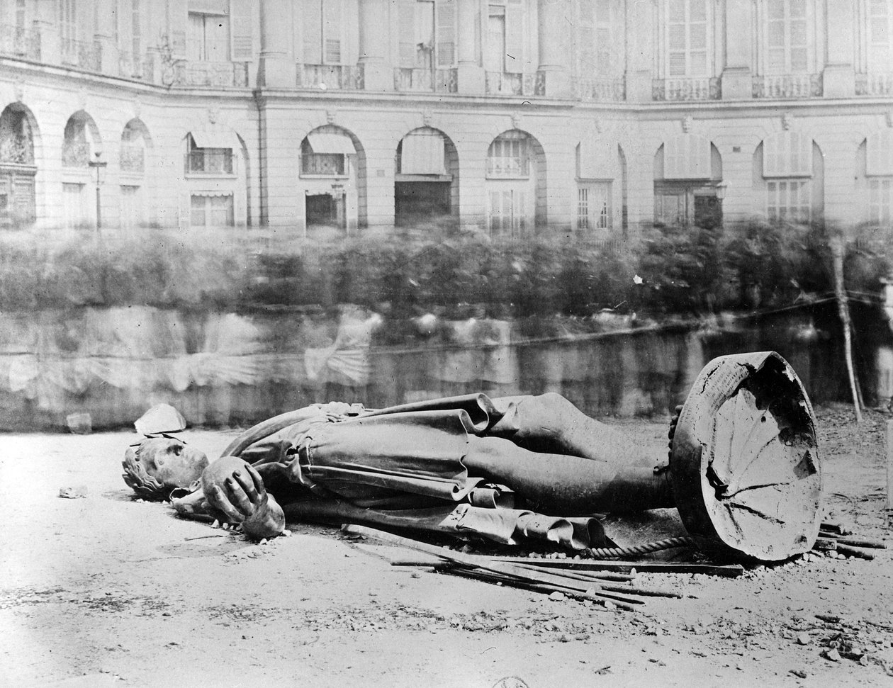 Napoleonin kaadettu patsas Place Vendôme -aukiolla, 1871 tekijältä French Photographer
