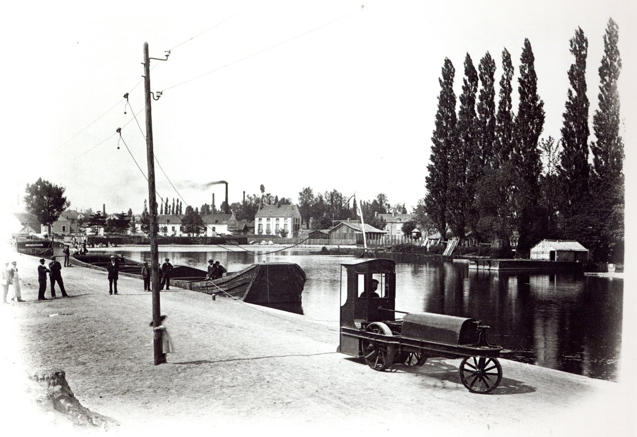 Traktori hinaa venettä Dijonissa, 1894-5 tekijältä French Photographer