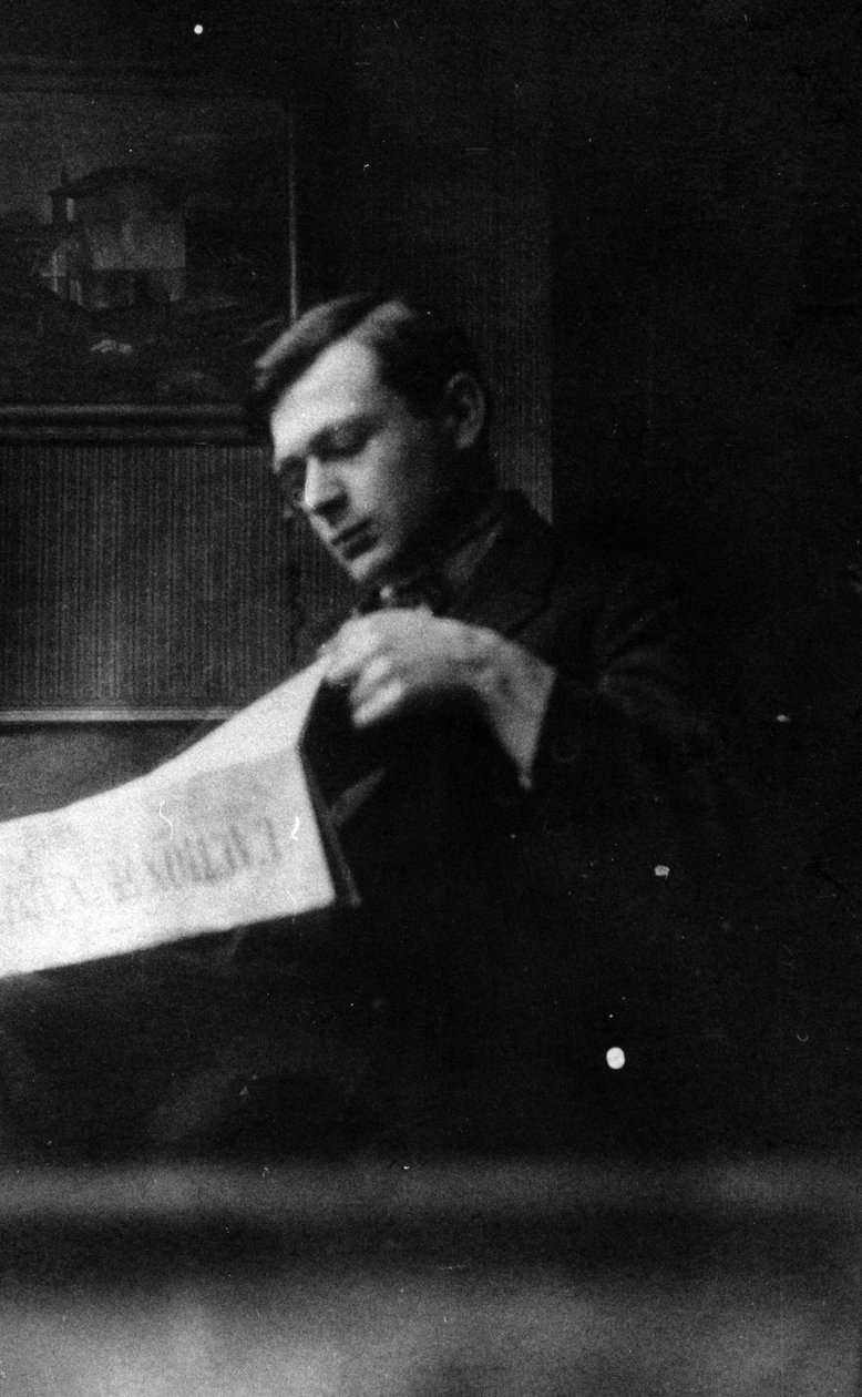 Tristan Tzara lukee LAction Francaisea, n. 1920-30 tekijältä French Photographer
