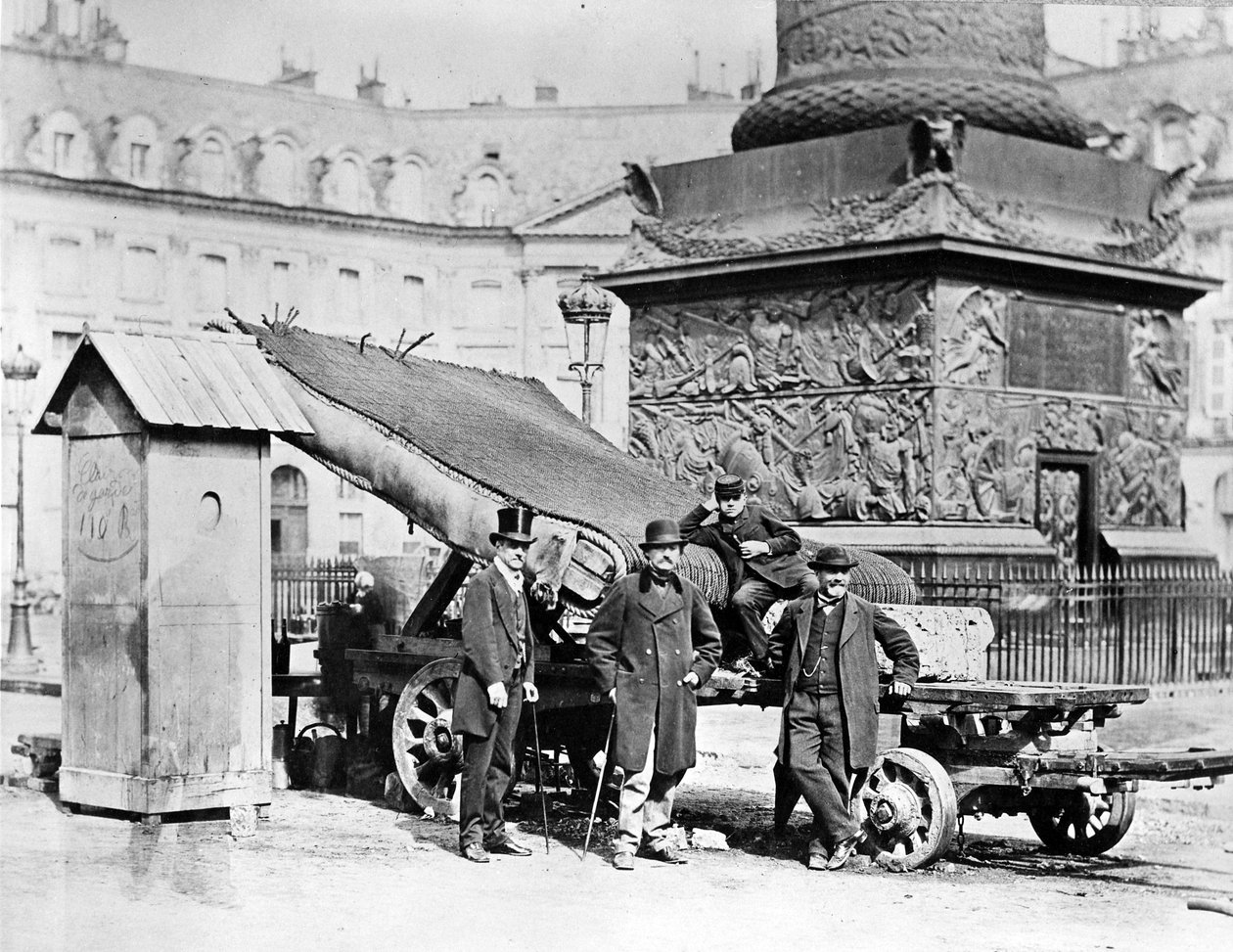 Pariisin kommuunin joukot Place Vendôme -aukiolla, 1871 tekijältä French Photographer