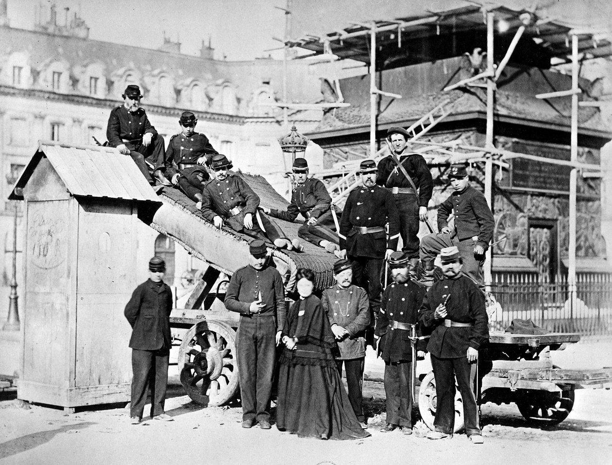 Pariisin kommuunin joukot Place Vendôme -aukiolla, 1871 tekijältä French Photographer