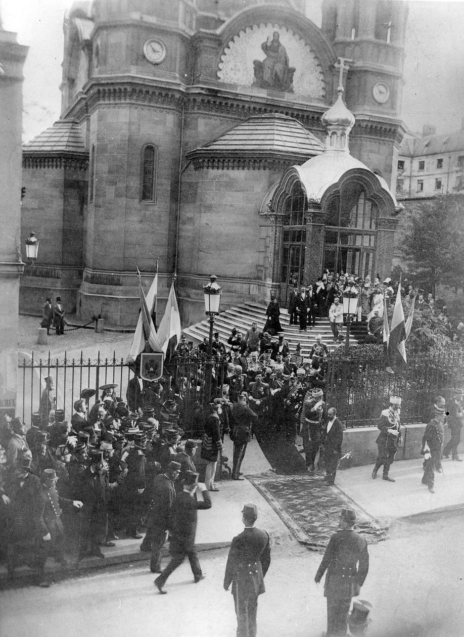 Tsaari Nikolai II poistumassa Saint-Alexandre-Nevskyn katedraalista Pariisissa, 1896 tekijältä French Photographer