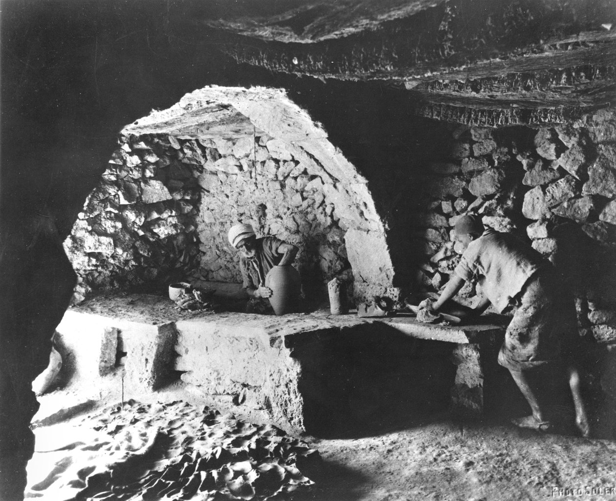 Tunisialainen Potter, Djerban saari, noin 1900 tekijältä French Photographer