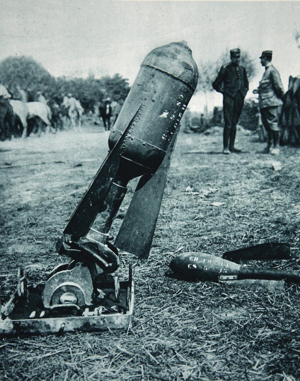 Käytetään vaihtoehtoisesti pommien kanssa: ilmatorpedo kranaatinheittimessä, kuvitus The Illustrated War Newsista, tammikuu 1917 tekijältä French Photographer