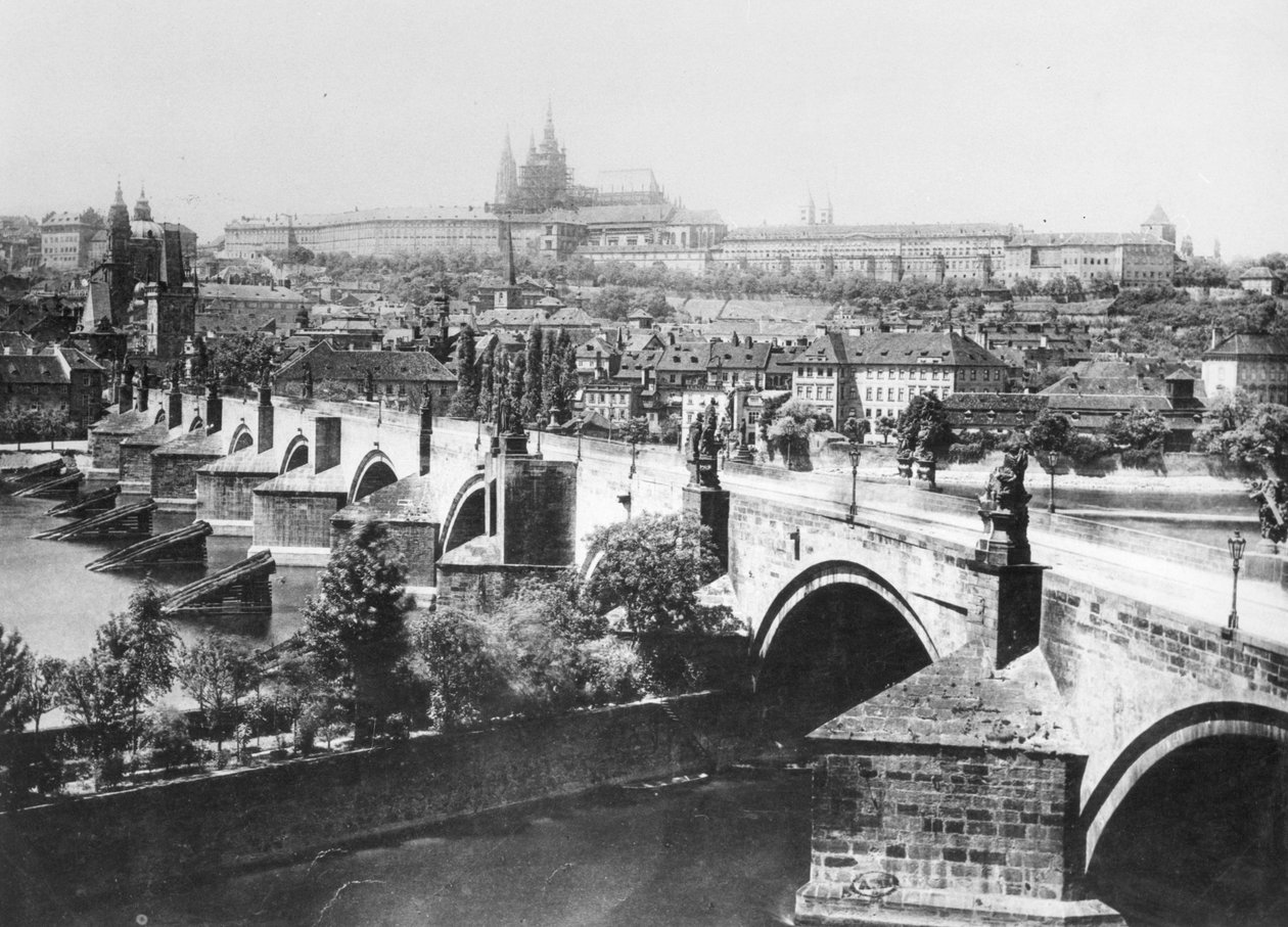 Näkymä Prahasta, jossa näkyy keisarillinen palatsi (Hradschin) ja Kaarlensilta, 1800-luvun loppu tekijältä French Photographer