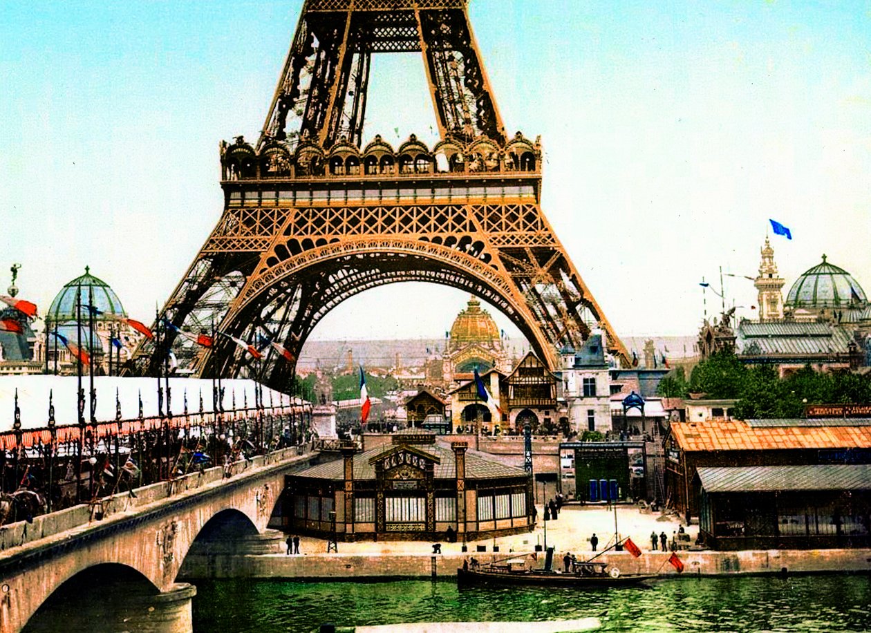 Näkymä Eiffel-tornista Exposition Universelle -näyttelyn aikana 1900, 1900 (värillinen kuva) tekijältä French Photographer