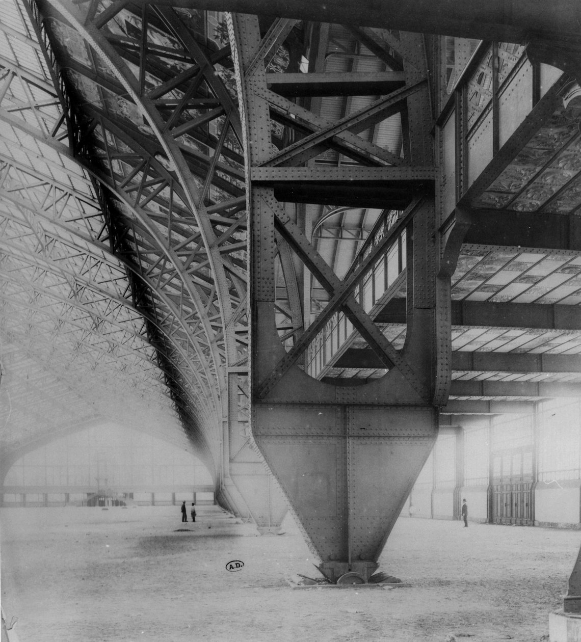 Näkymä vuonna 1889 Exposition Universelle -näyttelyä varten rakennetun Palais des Machinesin sisätiloihin tekijältä French Photographer
