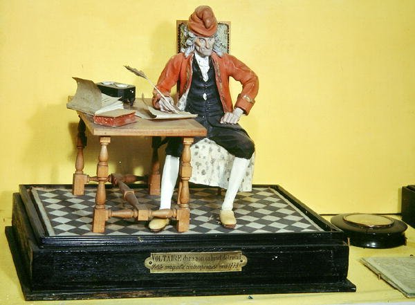 Voltairen malli (1694-1778) tutkimuksessaan, n. 1773 tekijältä French School
