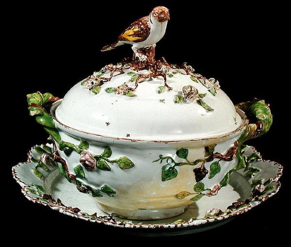 Sceaux-faience Keittotureeni linnun ja oksan yksityiskohdilla (fajanssi) tekijältä French School