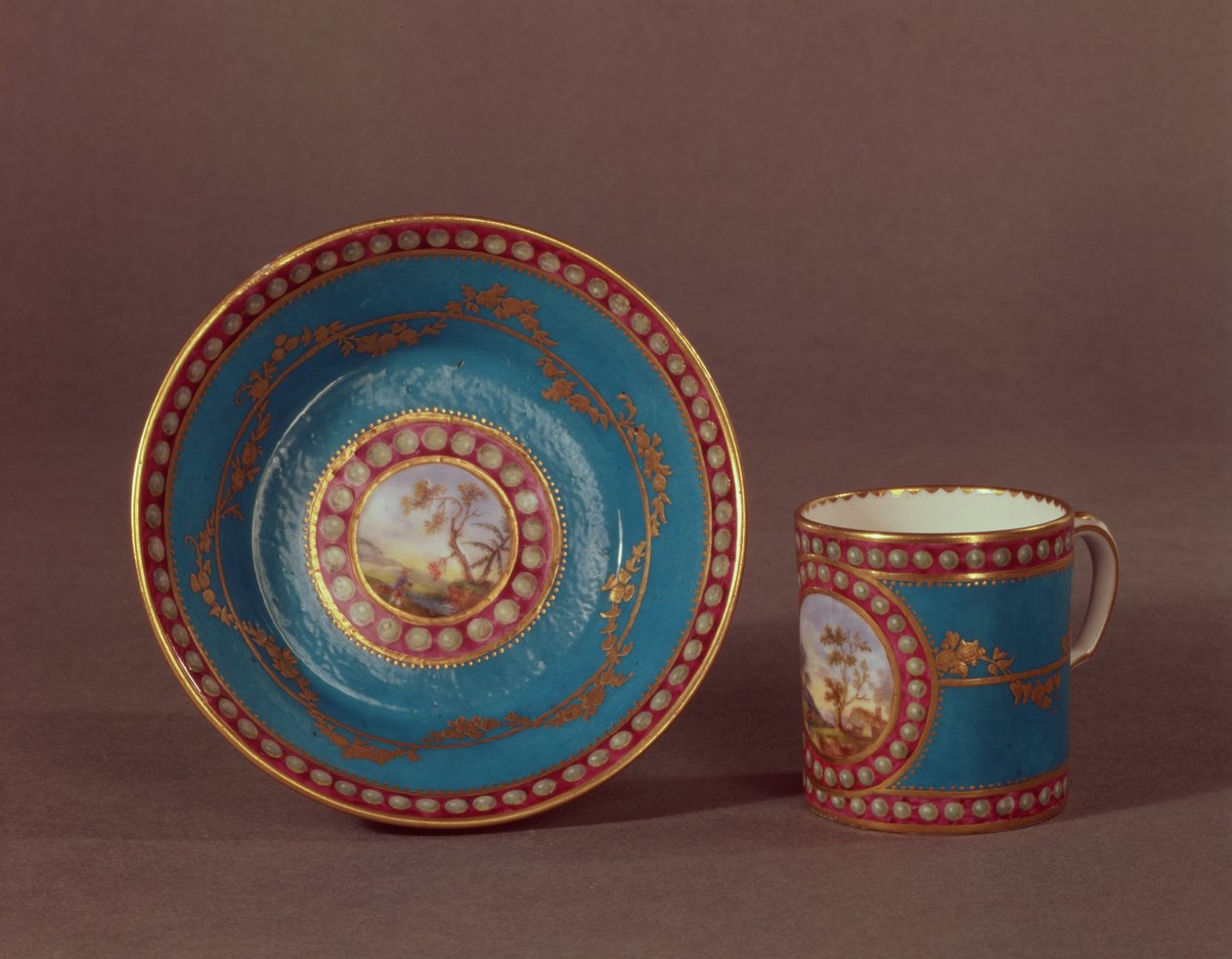 Sevres bleu celeste kahvikuppi ja lautanen, n.1780 (posliini) tekijältä French School