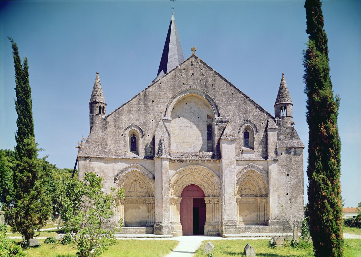 Näkymä St. Pierren kirkon julkisivusta, 1150-75 tekijältä French School