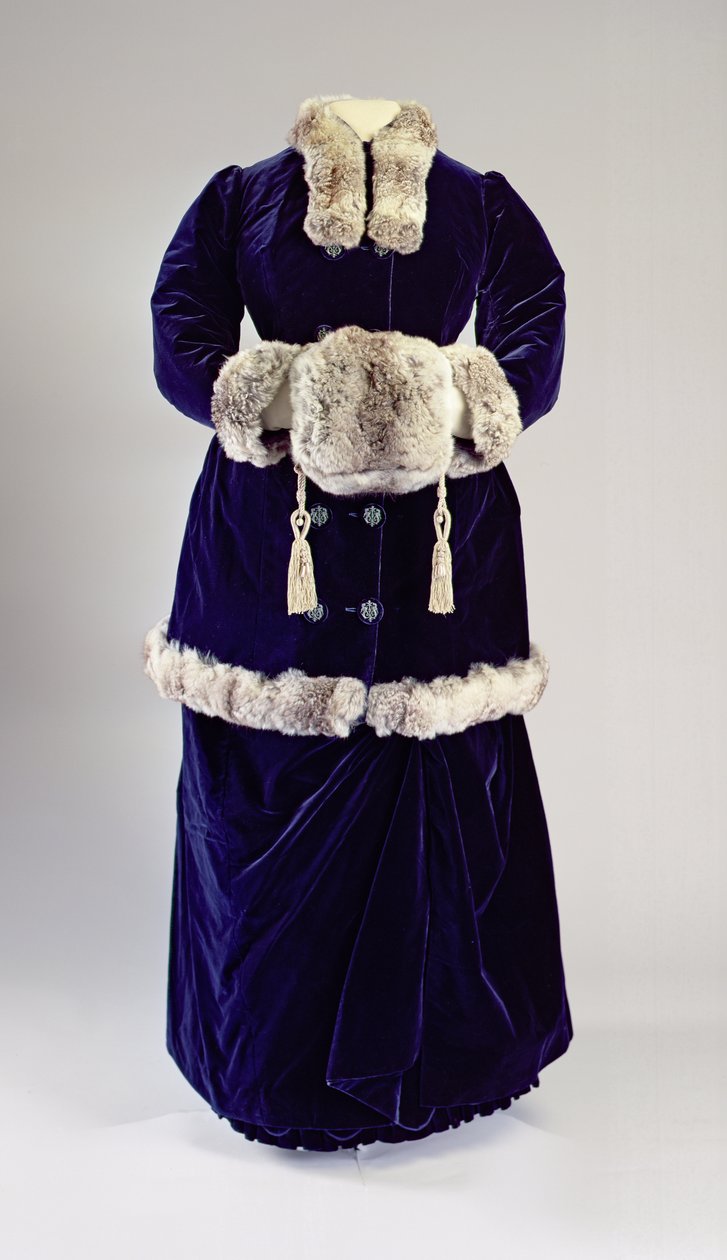 Talvikokonaisuus, suunnittelija Camille Lipman, Pariisi, 1883 (samettisilkkiä & chinchilla-turkkia) tekijältä French School