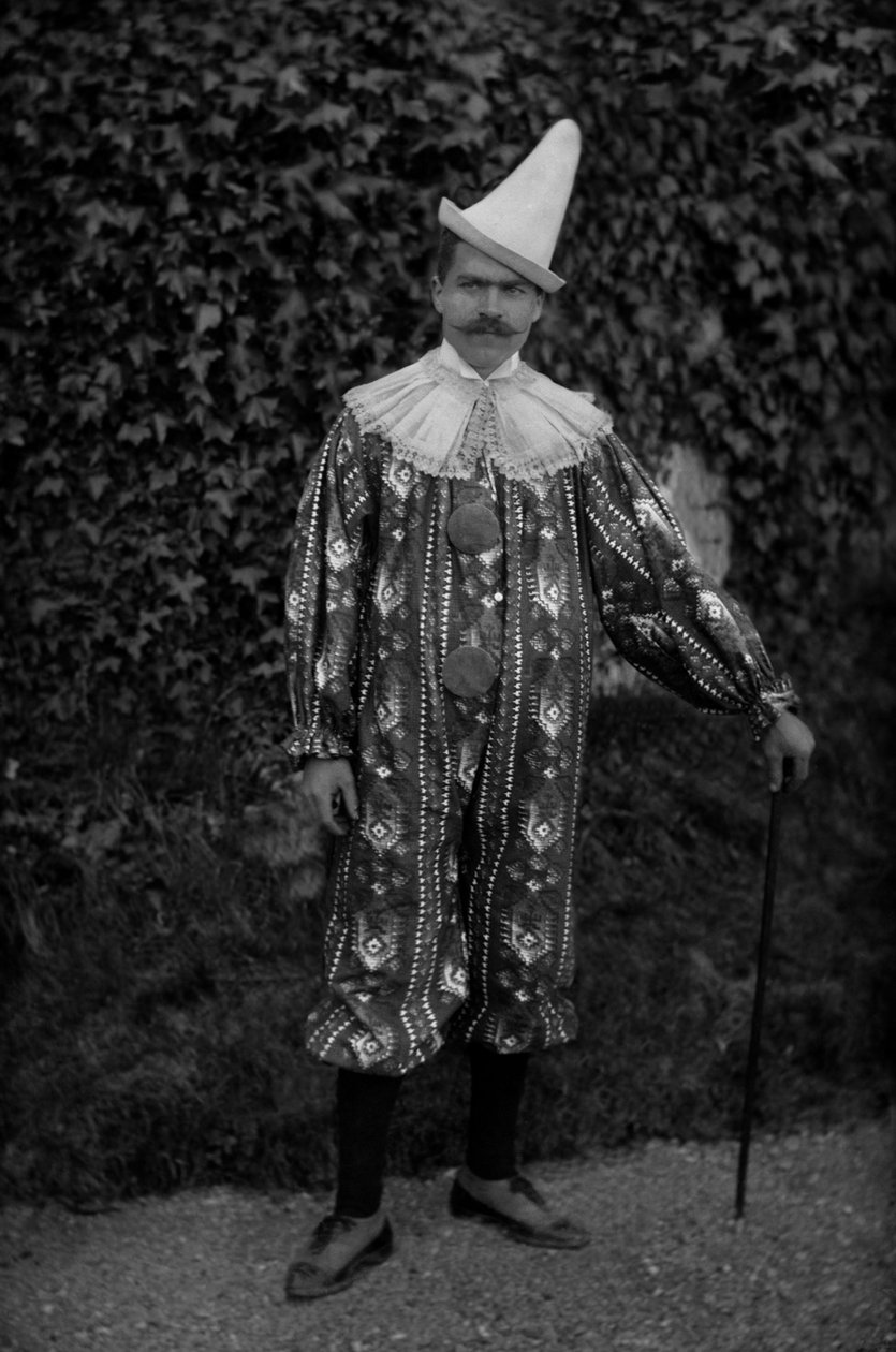Mies poseeraa klovniasussa Septfontainesin luostarissa lähellä Bourmont en Haute Marnea. Valokuvaus 1800-luvun lopulla. Ducos kokoelma. tekijältä French Photographer