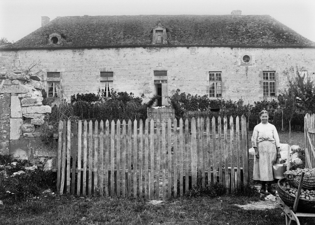 Talonpoikanainen tilansa edessä, Bourmontin läheisyydessä Haute Marnessa. Valokuvaus 1800-luvun lopulla. Ducos kokoelma. tekijältä French Photographer
