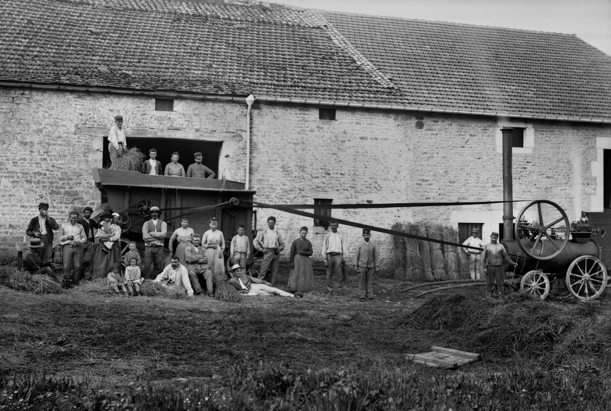 Maatalouden työntekijät ja lehdistö sidoivat heinäsaappaat maatilalla lähellä Bourmontia Haute-Marnessa (Haute Marne), noin 1890. Valokuvaus. Ducos kokoelma. tekijältä French Photographer