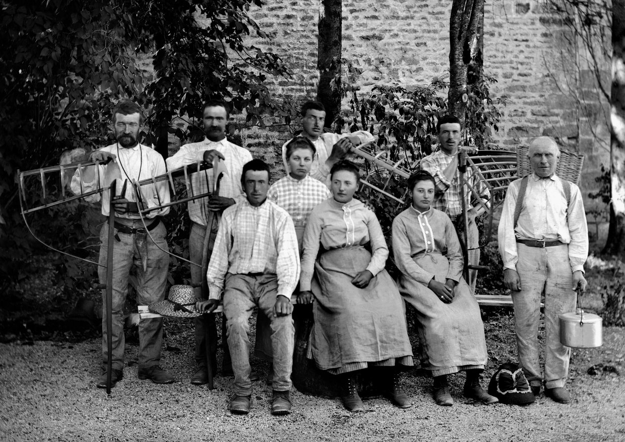 Maataloustyöntekijät ja heidän työkalunsa, väärennös, rateau-ertrier (rake ertrier), punoskori ja kokoelman vastaanottaja, maatilalla lähellä Bourmontia Haute-Marnessa (Haute Marne), noin 1890. Valokuvaus. Ducos kokoelma. tekijältä French Photographer
