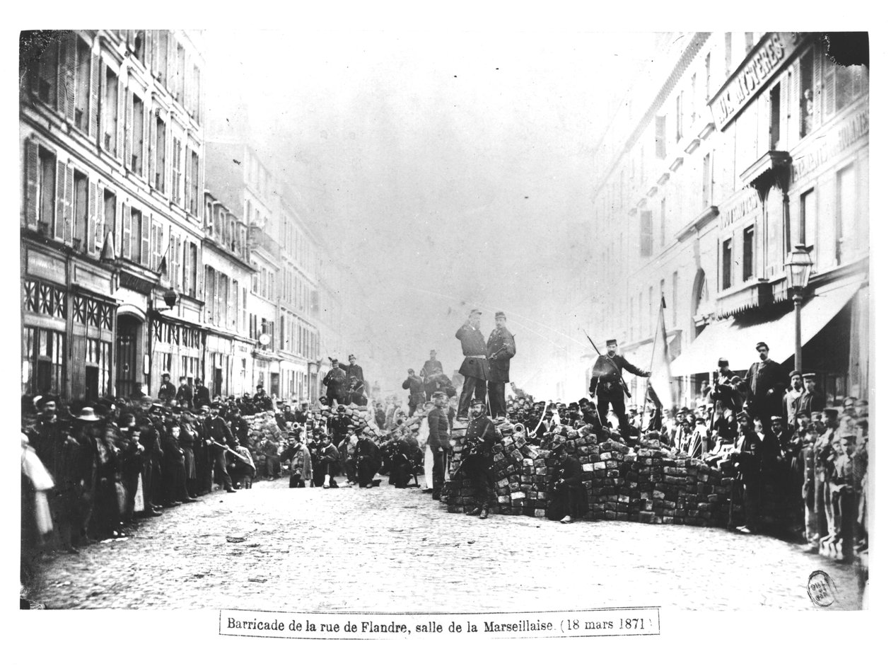 Barrikadi Rue de Flandrella Pariisin kommuunin aikana tekijältä French Photographer