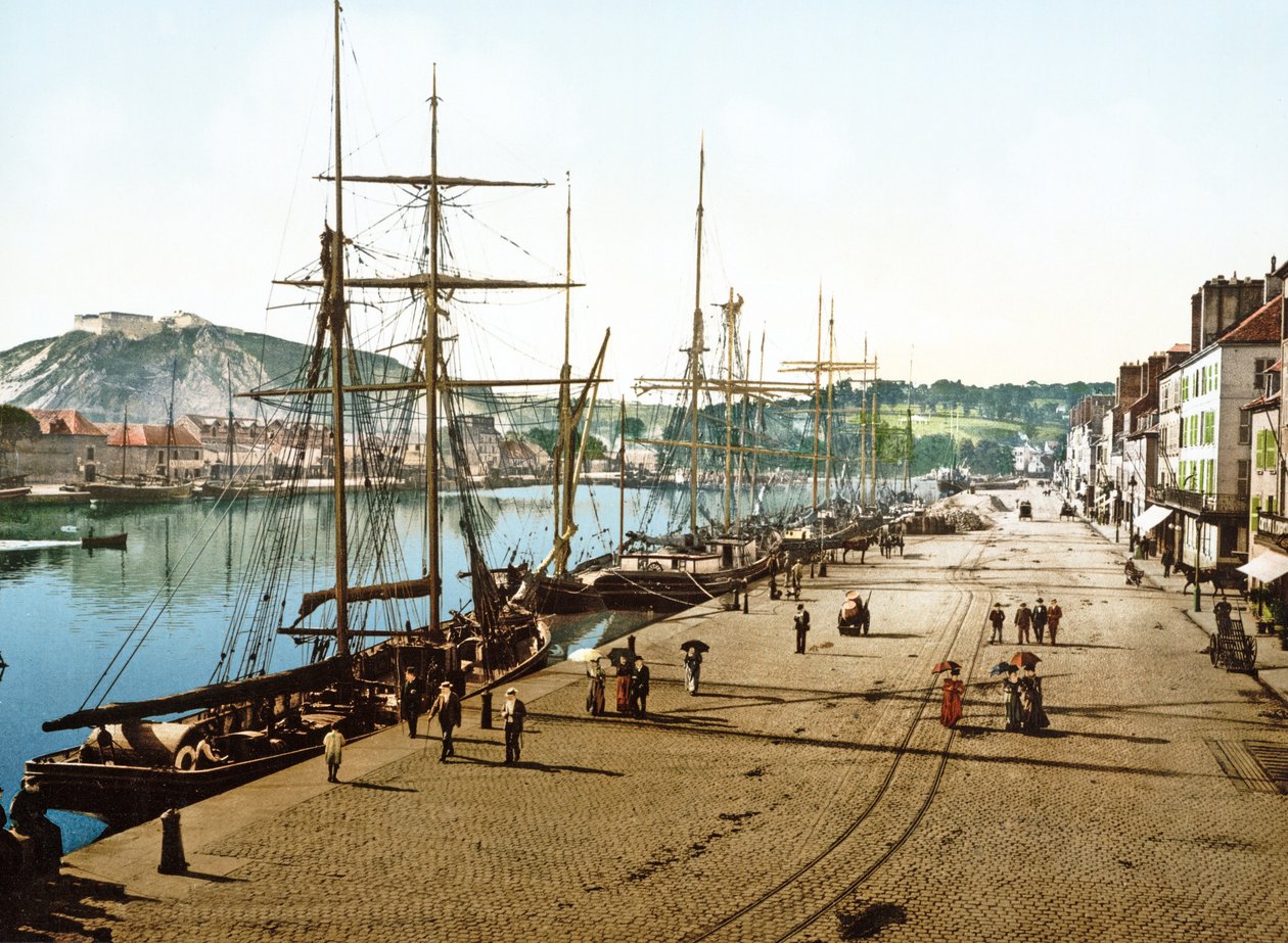 Cherbourgissa telakoituneet veneet taustalla vanha linnoitus, 1890-1900 tekijältä French Photographer