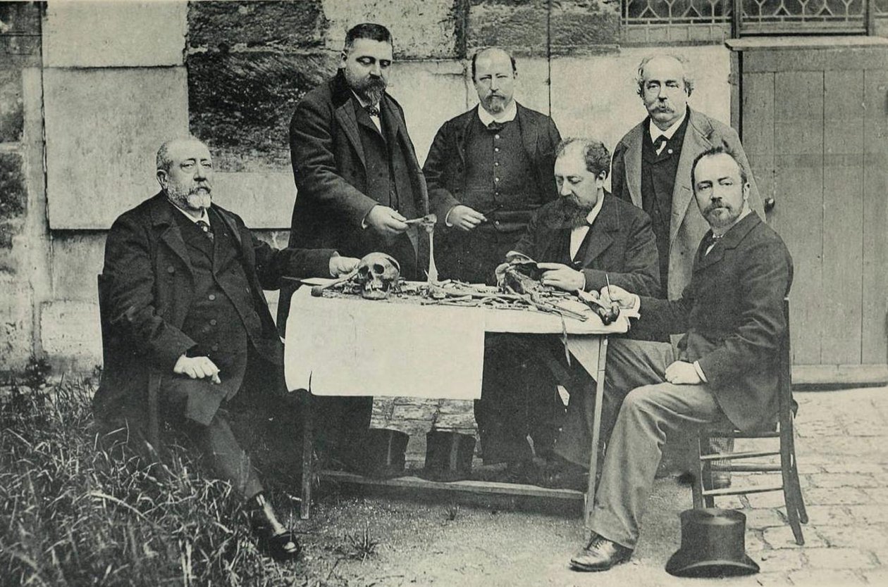 Nuoren miehen luut, kaivettiin vuonna 1846, väärin johdettu Ludvig XVII, vasemmalta oikealle, Magitot, de Backer, Quetin, Bilhaut, Talrich, Manouvrier tekijältä French Photographer