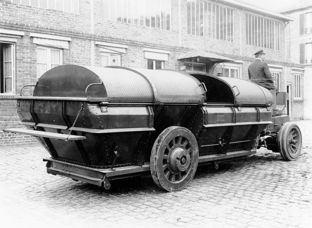 Suljettu autokuljetuskone kotitalousjätteiden kuljetukseen, 1912 tekijältä French Photographer