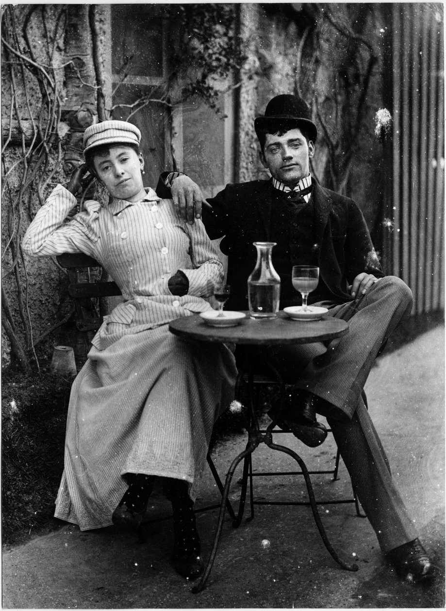 Pariskunta kahvilan terassilla ja juo absinttia - valokuvaus, noin 1890 tekijältä French Photographer