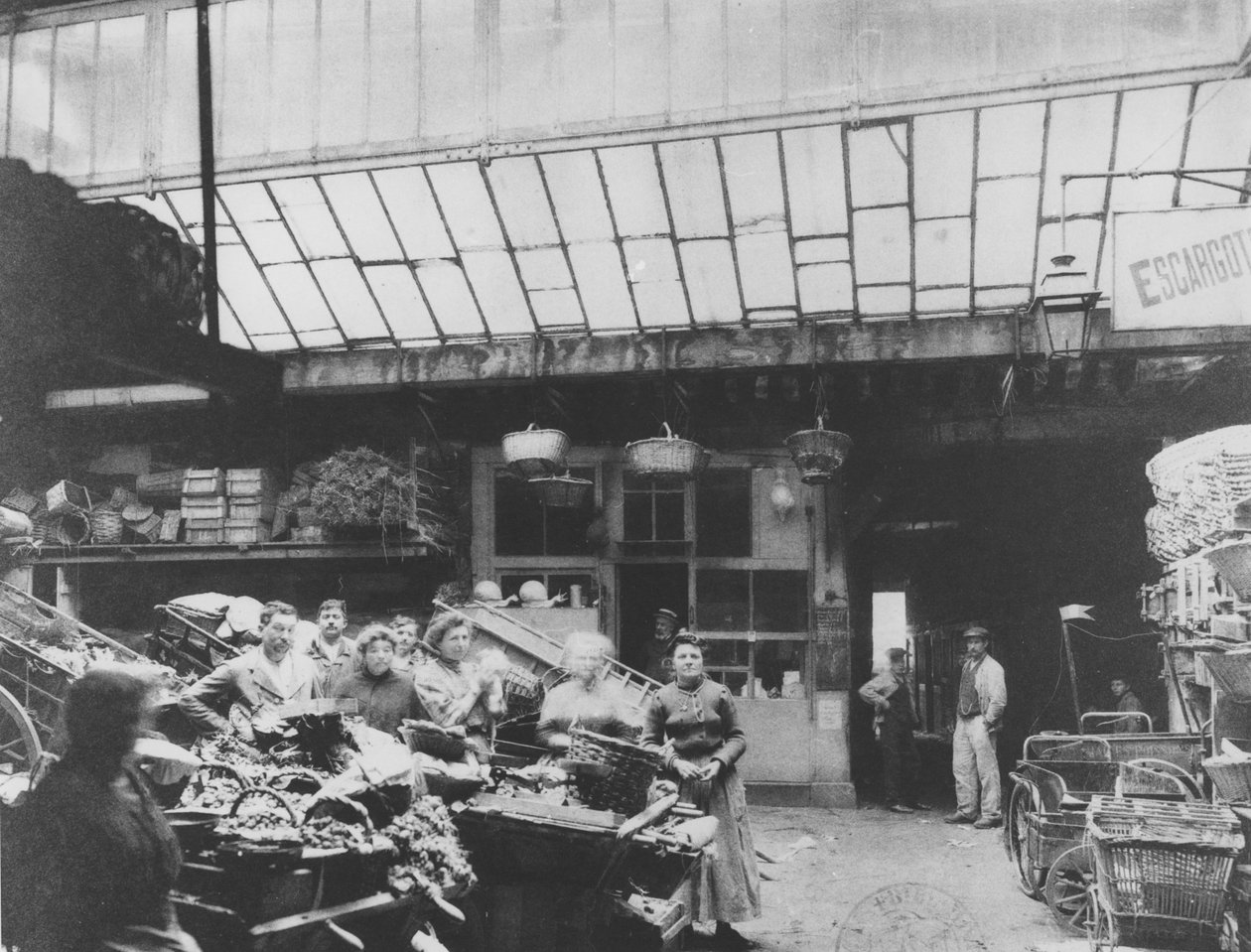 Cour du Heaume, rue Pirouette, Les Halles, Pariisi, 1910 tekijältä French Photographer