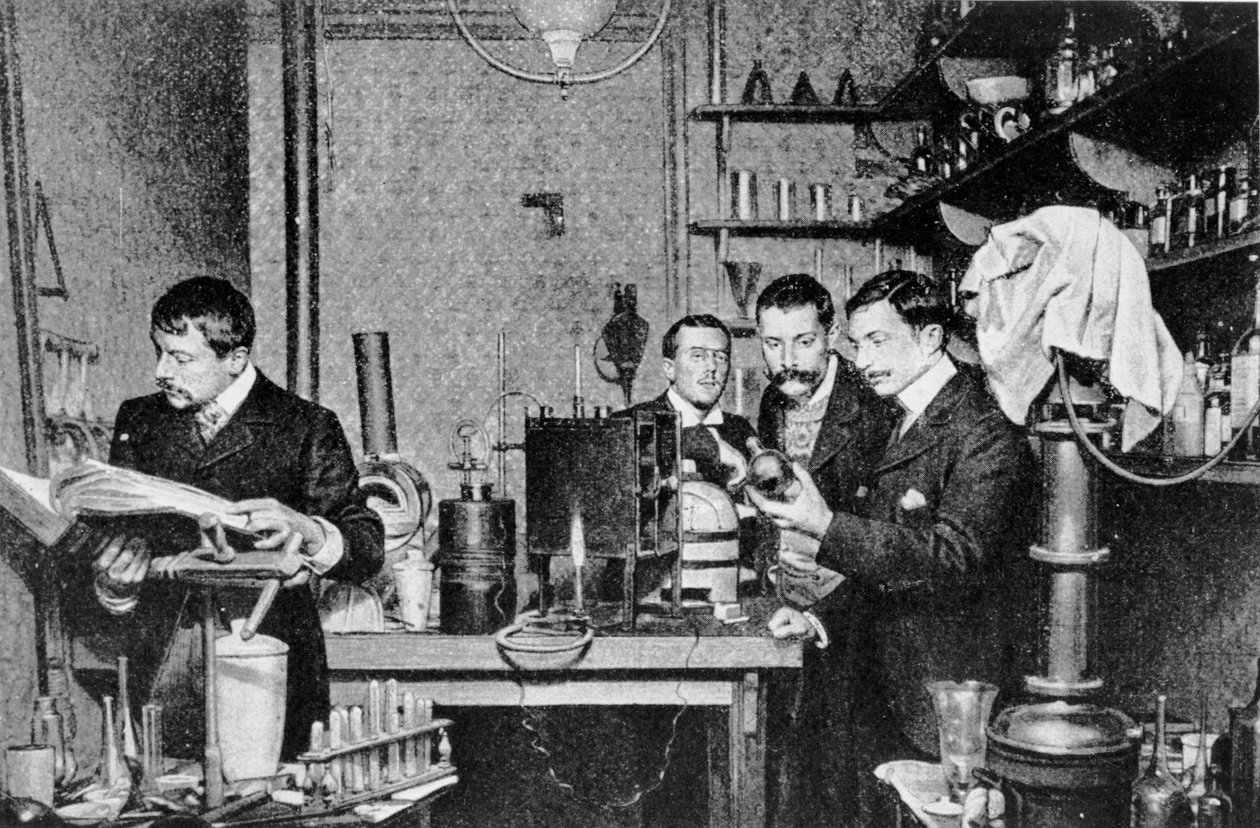 Ranskan alkemian ja astrologian seuran johtajat laboratoriossaan, 1903 tekijältä French Photographer