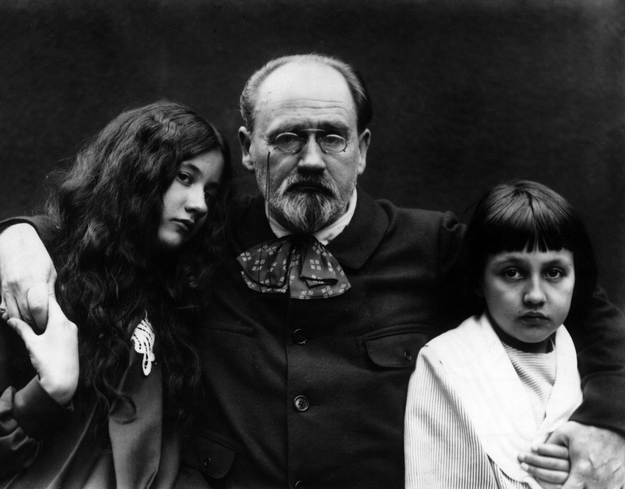 Emile Zola (1840-1902), kirjailija ja ranskalainen toimittaja Verneuil-sur-Seinen (Yvelinesin) puutarhassa lastensa Denisen ja Jacquesin kanssa. - Emile Zola (1840-1902), ranskalainen kirjailija ja toimittaja, kotonaan Verneuil-sur-Seinen (Yvelines) ja hän tekijältä French Photographer
