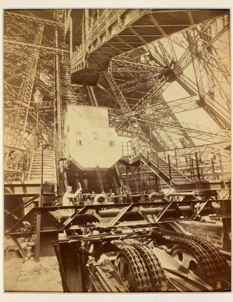 Laitteet Eiffel-tornin hissijärjestelmän käyttämiseen, n. 1888 tekijältä French Photographer