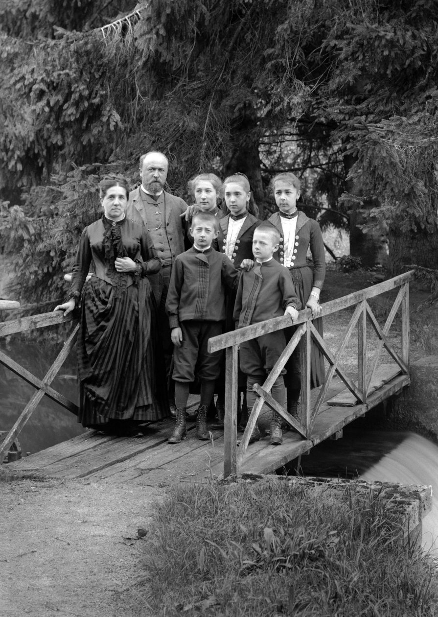 Kaupunkilaisten perhe poseeraa puutarhassaan lähellä Bourmontia Haute-Marnessa (Haute Marne), noin 1880. Valokuvaus. Ducos kokoelma. tekijältä French Photographer