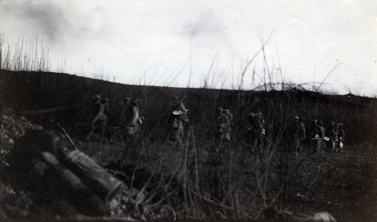 Ensimmäinen maailmansota (1914-1918): joukko sotilaita marssimassa Rocouriin (Saint Quentin) (Aisne) tekijältä French Photographer