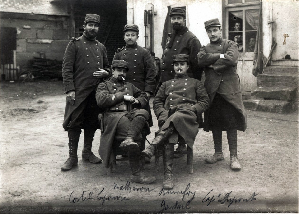 Ensimmäinen maailmansota (1914-1918): eversti Debenedetti (?) Laroquen maatilan puhelimitse ja pääesikunnan sihteerit lähellä Roye sur Matzia (Roye-sur-Matz, Oise). maaliskuuta 1915 tekijältä French Photographer