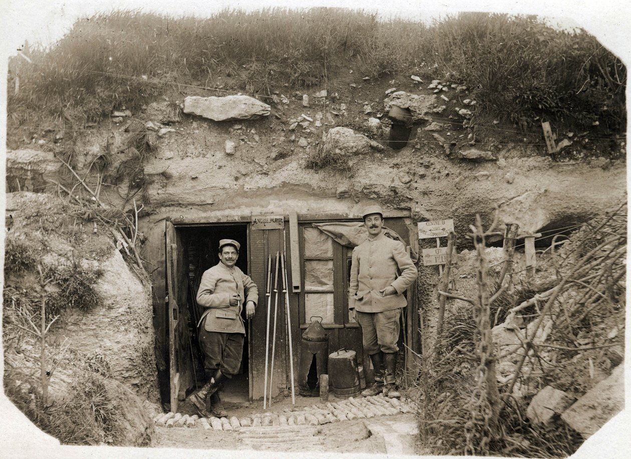 Ensimmäinen maailmansota (1914-1918): vasemmalla sihteerin luutnantti De Benedettin komentopaikka, oikealla pataljoonan upseeri. Niiden välissä sulakkeet, periskooppi, torpedot. 05/1916 tekijältä French Photographer