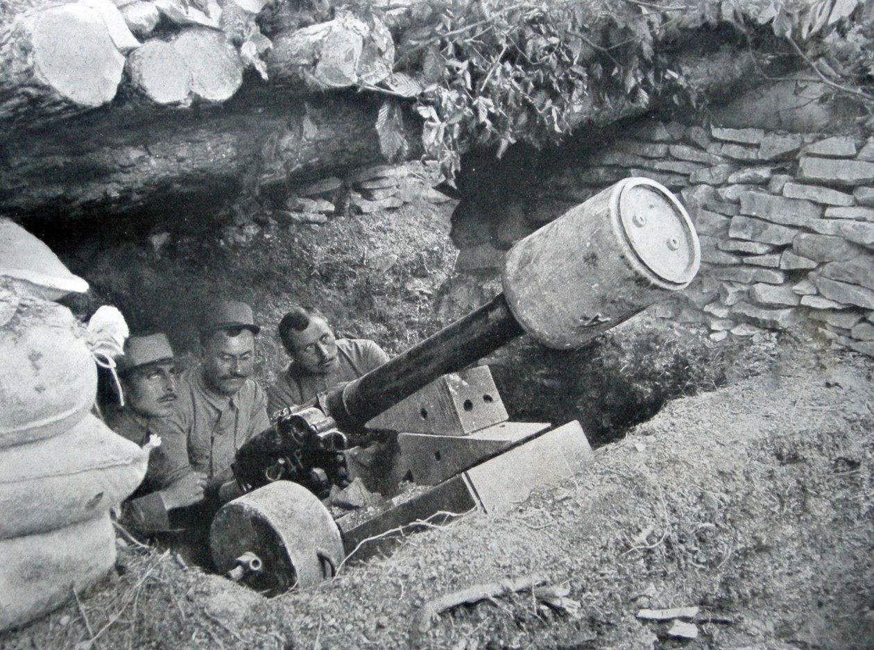 Ranskalainen 48-ase, jota käytettiin maamiinojen laukaisuun, 1915 tekijältä French Photographer