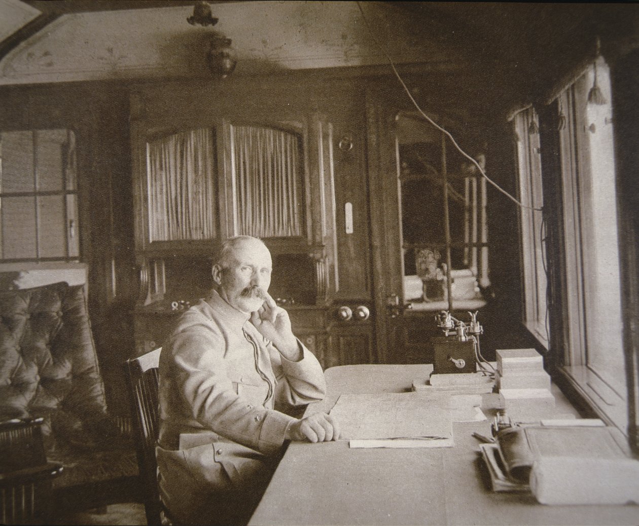 Kenraali Pétain junavaunun pääkonttorissaan Verdunin taistelun aikana helmi-joulukuussa 1916 (m/v kuva) tekijältä French Photographer