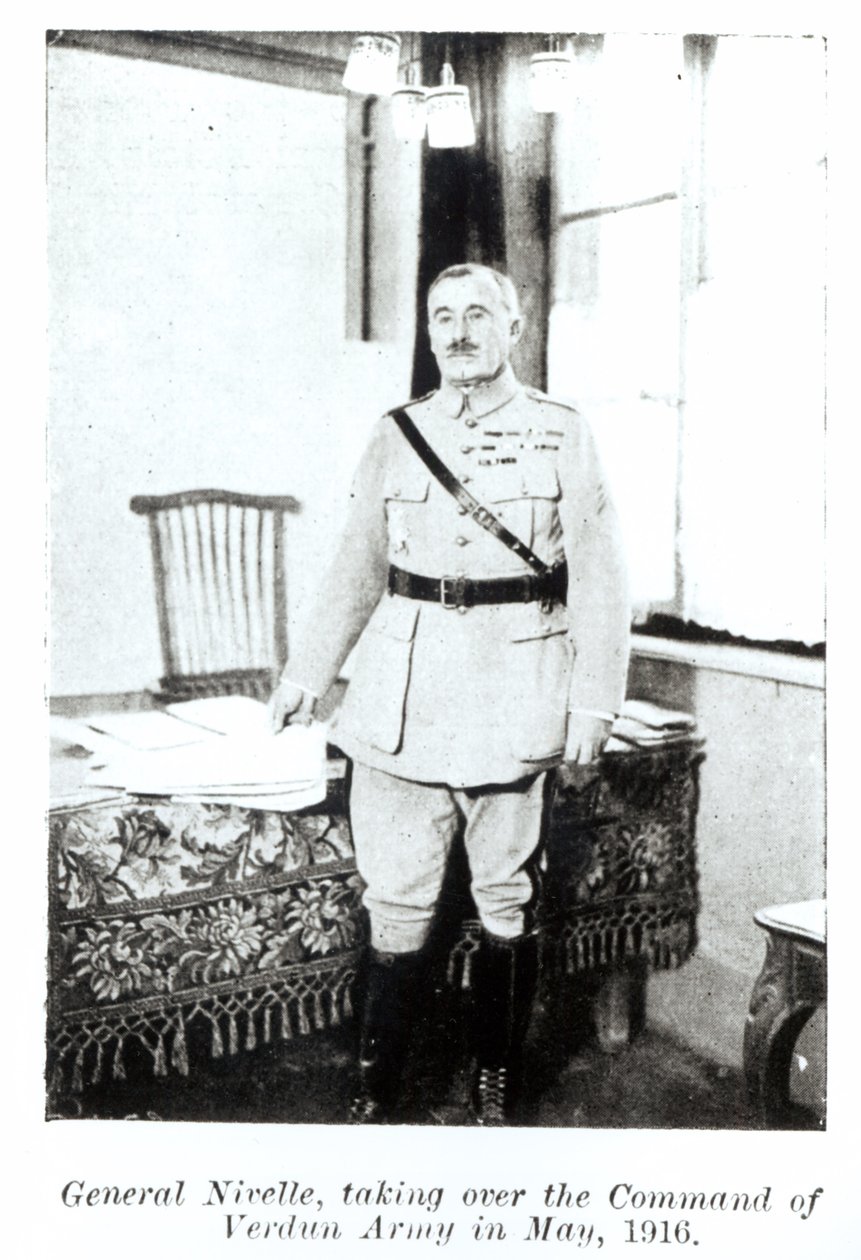Kenraali Robert Nivelle (1856-1924) ottaa armeijan komennon Verdunissa toukokuussa 1916 (bw kuva) tekijältä French Photographer