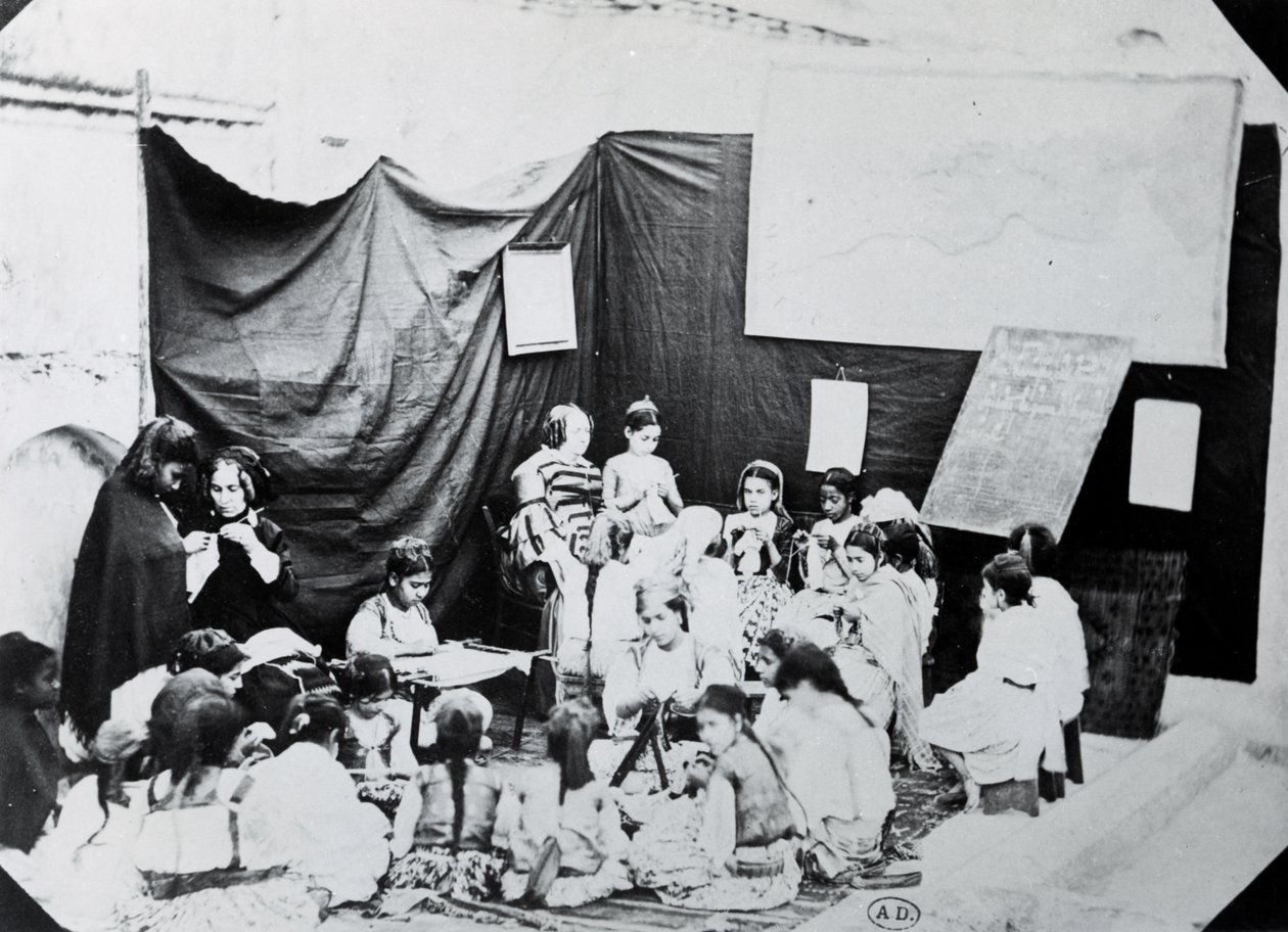 Tyttökoulu Algeriassa, 1860 tekijältä French Photographer