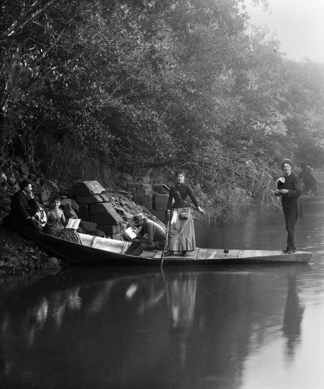 Ystäväryhmä kävelyllä, lepäämässä veneessä. Valokuvaus 1800-luvun lopulla. Ducos kokoelma. tekijältä French Photographer